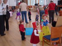 Snhurka a Karkulka trnuj hod na vlka sledovny berukou v pozad