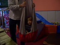 Tatnek houpe Adlku v pytli