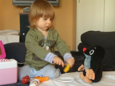 Adlka krm ndobkem od Jeka plyovho krteka