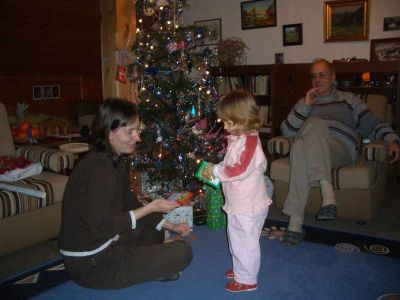 Adlka s maminkou u rozbalenho dreku